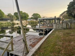 TAYLOR CREEK RIVER COTTAGE by the boat ramp UNIT 4 cottage